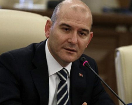 Турският вътрешен министър подаде оставка – не успял да предвиди струпването на хора