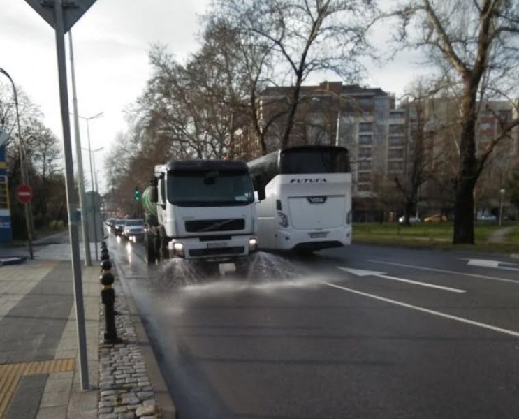 Дезинфекцията на пловдивските улици продължава и по  великденските празници