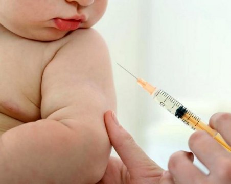 Деца изостават сериозно с имунизационния календар, предупреждават лекари