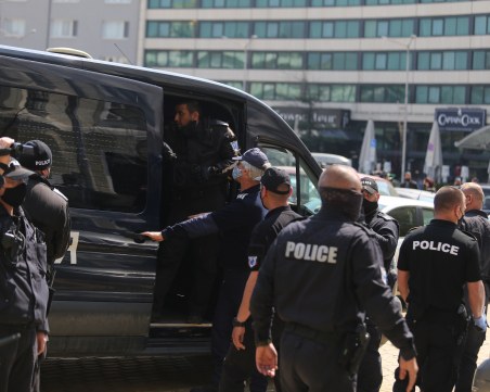 Протест пред парламента! Има арестувани