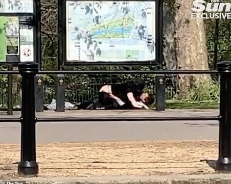 Секс по време на карантина - на метри от Бъкингамския дворец