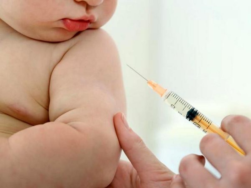 Деца изостават сериозно с имунизационния календар, предупреждават лекари