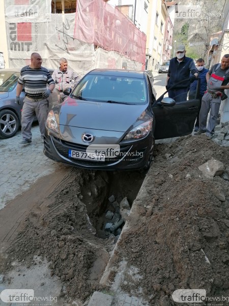 Кола пропадна в голям ров в центъра на Пловдив