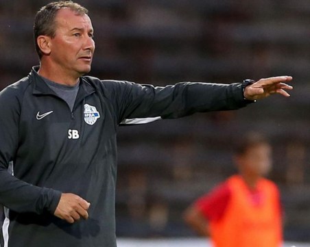 Отбор от родния елит се раздели с треньора си