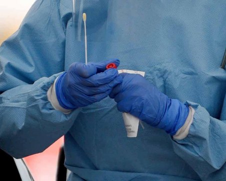 САЩ одобрява първия диагностичен тест на базата на слюнка за COVID-19