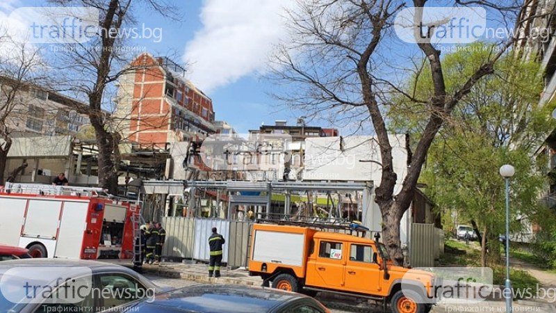 Бивше пловдивско заведение пламна в центъра, два екипа огнеборци са на място