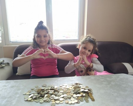 Две деца от Асеновград разбиха касичката си, за да купят храна на нуждаещи се