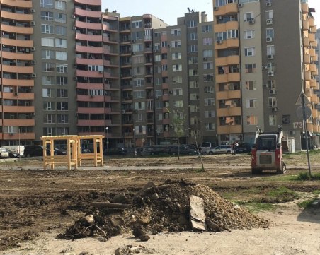 Опитът на общината да раздели терена зад 
