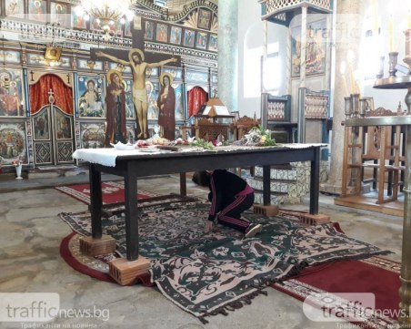 На Разпети петък: Миряни няма да минават под масата, без цветя и задължителни маски в църквите