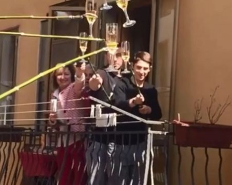 Наздраве от разстояние: Италиански съседи се забавляват заедно от балконите