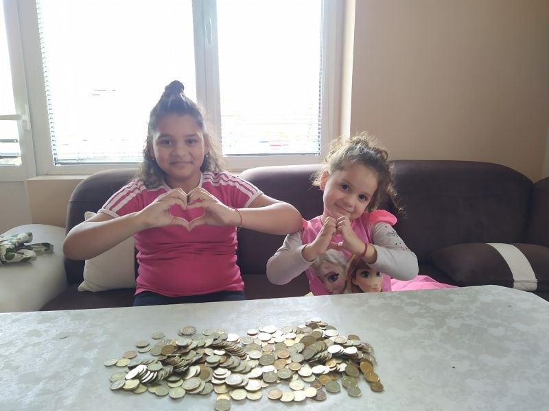 Две деца от Асеновград разбиха касичката си, за да купят храна на нуждаещи се