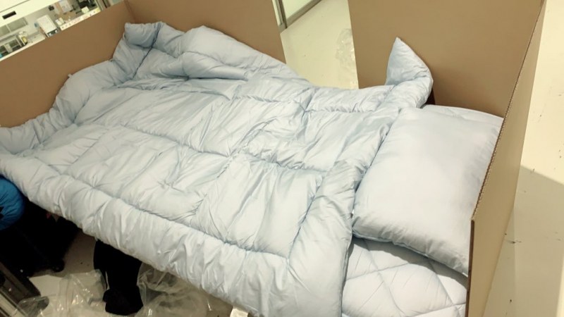 Летището в Токио стана хотел с картонени легла