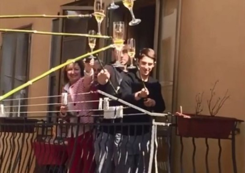 Наздраве от разстояние: Италиански съседи се забавляват заедно от балконите