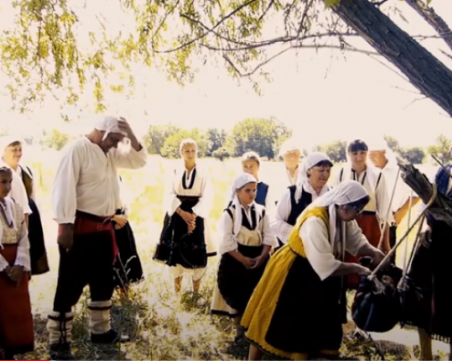 Приятно гледане! Филмът за 100-годишната сватба в Карловско дава вяра и надежда