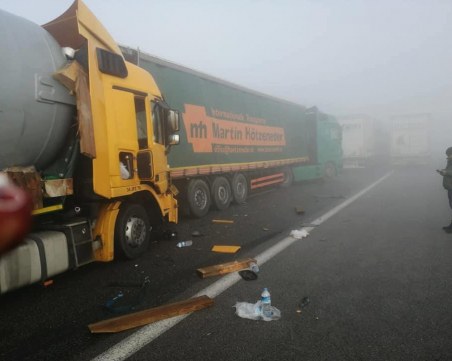 Верижно меле край Харманли! Няколко тира, коли и микробус са се нанизали