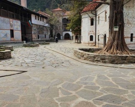 За първи път: Служители сами боядисват яйцата в Бачковския манастир