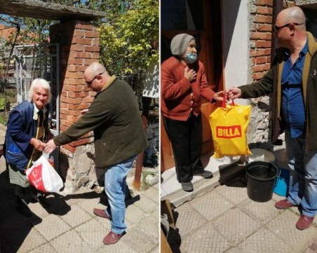 Възрастни хора в Белащица получиха Великденски пакети - кметът ги разнесе, но без маска