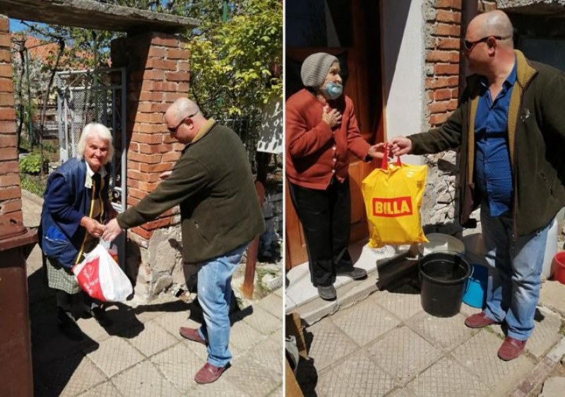 Възрастни хора в Белащица получиха Великденски пакети - кметът ги разнесе, но без маска