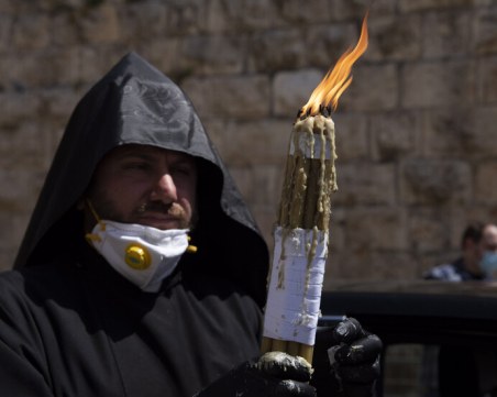 Празен площад и засилени мерки за сигурност при изнасянето на Благодатния огън