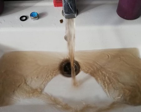 Кафява вода потече от чешмите в пловдивско село