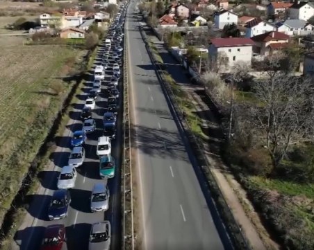 Шефът на Пирогов към напусналите софиянци: Останете си на вилите!