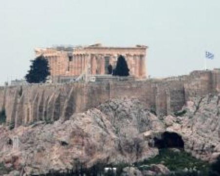 Както никога досега: Затворени църкви, полицейски патрули и строги ограничителни мерки в Гърция