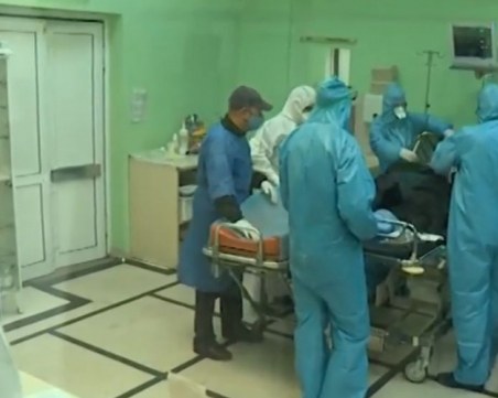 Медици, борещи се с COVID-19 у нас: Не сме се прибирали от месец, не сме прегъщали децата си