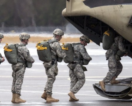 САЩ удължава ограниченията за пътуване