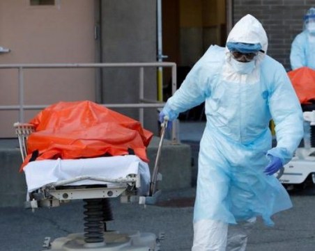 Дилемата пред лекари в Англия: Да се заразим или да ги оставим да умрат