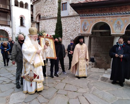Игуменът на Бачковския манастир: Молим се за лекарите и за всички на първа линия