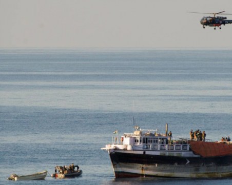 Пирати нападнаха кораб с български моряци, от Външно проверяват