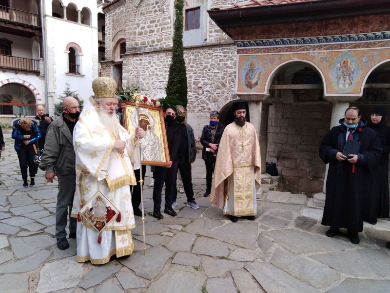 Игуменът на Бачковския манастир: Молим се за лекарите и за всички на първа линия