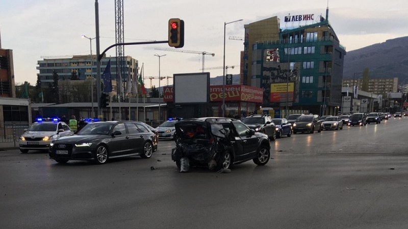 Колата на Милен Цветков изхвърчала на 20 метра от удара с джипа