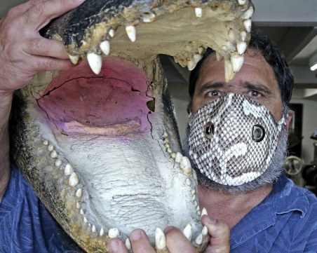 Мъж от Флорида продава маски, направени от питон и алигатор