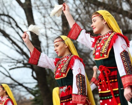 Светла сряда е! Вижте какви са обичайте днес