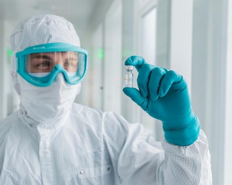 В Англия започват да тестват ваксина за COVID-19 върху хора след два дни