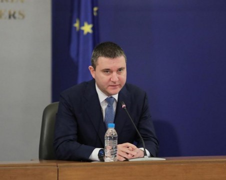 Горанов: Хората искат да хвърляме пари от хеликоптер, няма как да стане