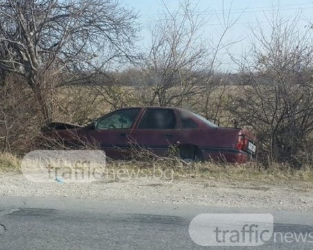 Кола се заби в дърво в Асеновград, водачът – само с натъртвания