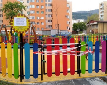 Обозначиха с ленти и табели детските площадки в Асеновград