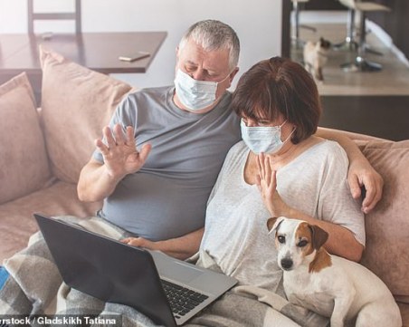 В Англия призовават: Изолация за хора над 50 и с наднормено тегло