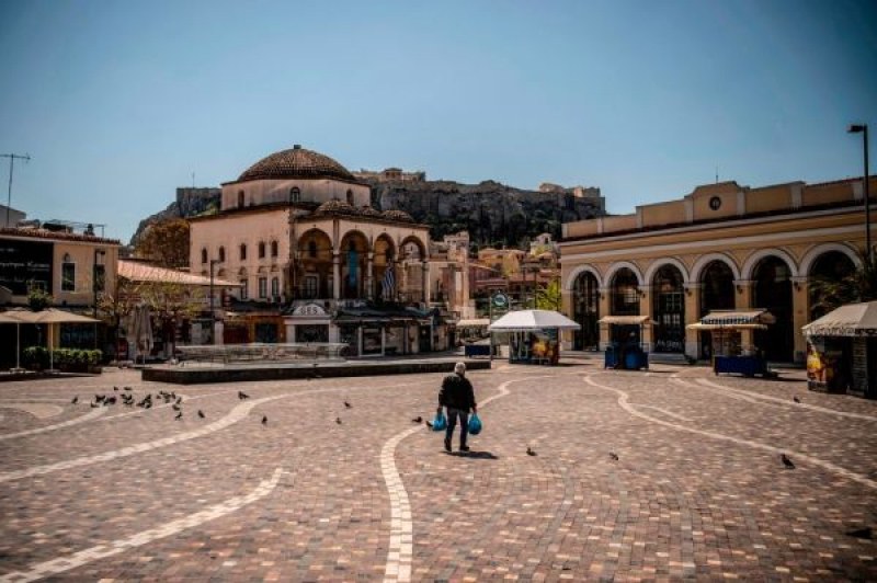 Гърция очаква 50% спад на туризма това лято, въвежда здравен паспорт