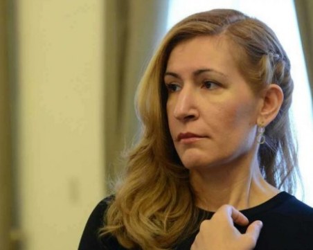 Ангелкова: Летният сезон може да се рестартира от 15 юни