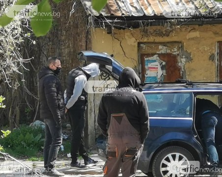 Отведоха с белезници мъжете, арестувани за побоя над Слави Ангелов