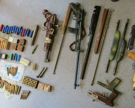 Пенсионер се зареди с боен арсенал като за война край Пазарджик