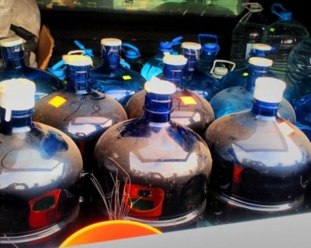 Полицаи спипаха мъже от Пловдив да превозват 30 туби с алкохол