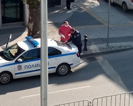 Глобиха пловдивски полицай, не носил маска по време на проверка