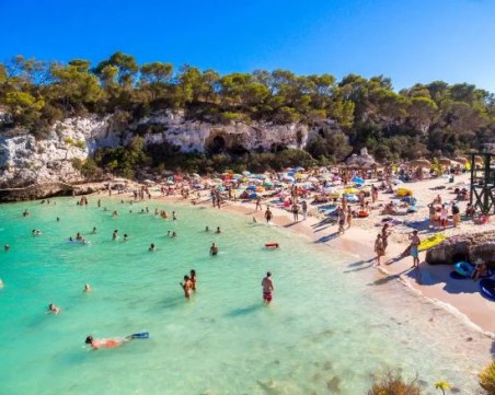 Ибиса и Палма де Майорка ще приемат туристи това лято, но НЕ и британци