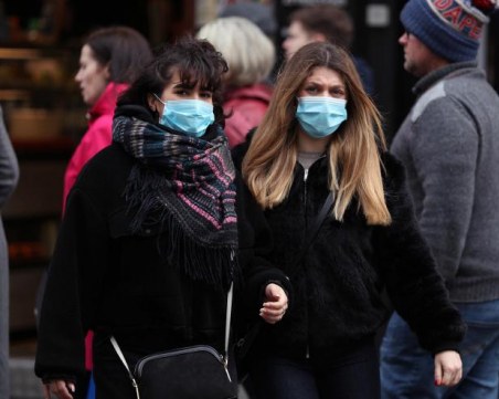 Маските стават задължителни поне до 13 май