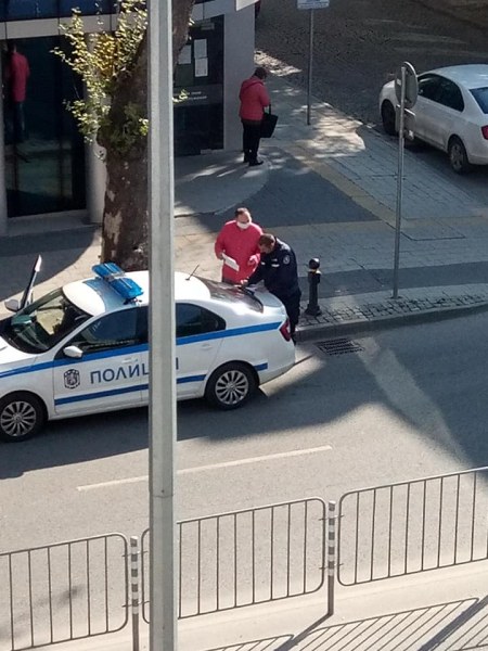 Глобиха пловдивски полицай, не носил маска по време на проверка