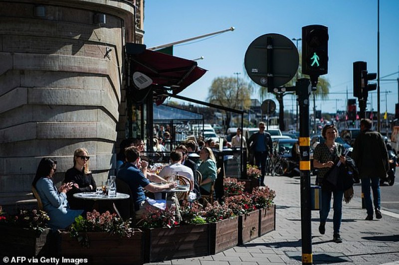 Швеция се уплаши, затваря барове и ресторанти